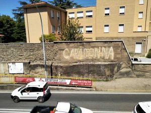 Il nome di Caradonna sul muro in viale Diaz