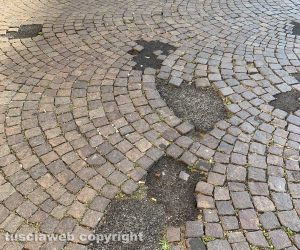 Viterbo - Pavimentazione rattoppata a piazza delle Erbe