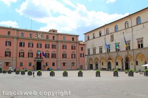 Viterbo - Le fioriere di piazza del comune