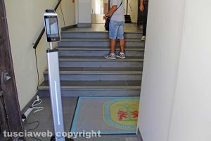 Viterbo - Unitus Santa Maria in Gradi - La misurazione della febbre all'ingresso