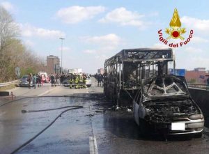 L'autobus incendiato