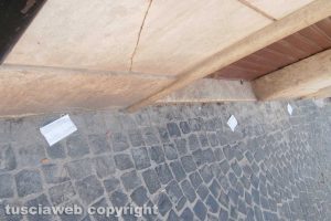 Civita Castellana - Le mascherine abbandonate per strada