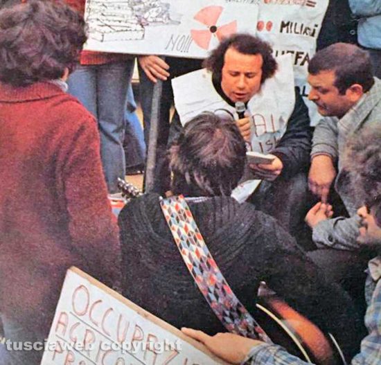 Montalto - Don Franco Magalotti durante una manifestazione contro il nucleare negli anni '70