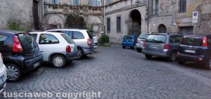 La piazzetta del centro storico di Bagnaia con le auto