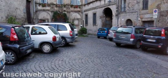 La piazzetta del centro storico di Bagnaia con le auto