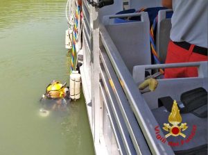 Roma - Elicottero precipitato, sommozzatori dei vigili del fuoco al lavoro