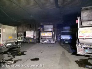 Montefiascone - In fiamme capannone per la rimessa dei mezzi di Viterbo ambiente