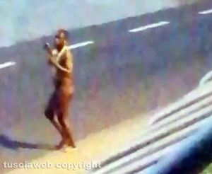 Tarquinia - Le immagini dell'uomo ripreso a ballare nudo in strada