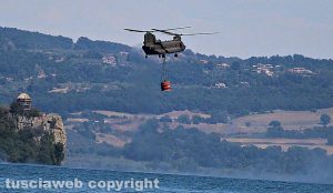 Elicottero dell'esercito sul lago di Bolsena