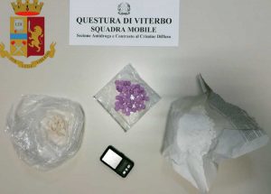 La droga e il bilancino sequestrati dalla polizia