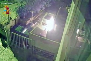 Terni - Incendiano auto con bottiglie Molotov