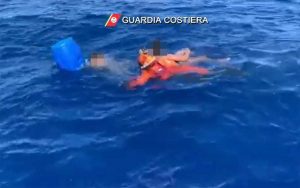 Lampedusa - Soccorso barchino con 17 migranti