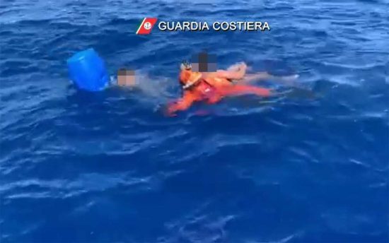 Lampedusa - Soccorso barchino con 17 migranti