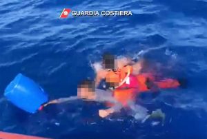 Lampedusa - Soccorso barchino con 17 migranti