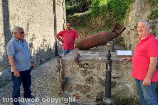 Latera - Franco Ginanneschi, Dario Tramontana e il sindaco Francesco Di Biagi con la bomba vicino la chiesa della Madonna della Cava