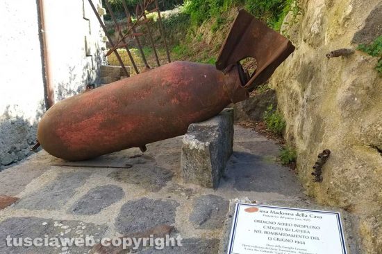 Latera - La bomba d'aereo vicino la chiesa della Madonna della Cava