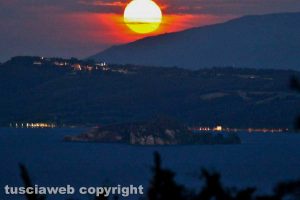 Capodimonte - La luna sul lago di Bolsena