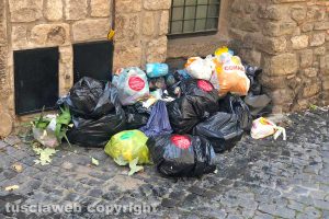 Viterbo - I rifiuti in via di Pianoscarano