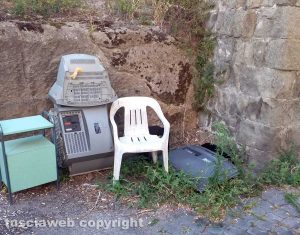 Rifiuti abbandonati a via San Biele