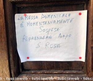 Viterbo - L'avviso affisso sulla chiesa di San Giovanni in Zoccoli, a via Mazzini