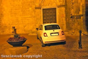 Tarquinia - Sosta selvaggia davanti all'ex chiesa di San Pancrazio