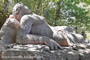 La statua di una ninfa nel sacro bosco di Bomarzo