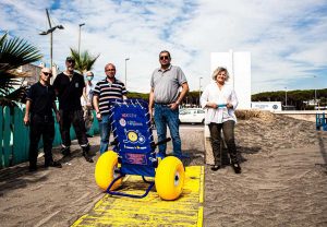 Montate nuove passerelle destinate a persone diversamente abili e distribuite 4 sedie job