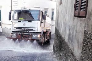 L'autobotte comunale pulisce le vie di Tarquinia
