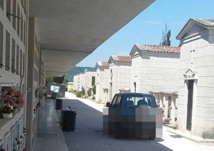 Orte - Auto nel cimitero