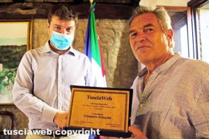 Bassano in Teverina – Il sindaco Alessandro Romoli e il vincitore del concorso Giampiero Pellegrino