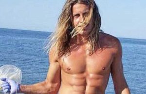 Alberto Mezzetti ripulisce la spiaggia di Tarquinia