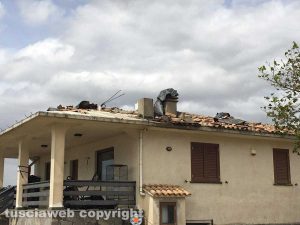 Maltempo - Una casa di Monterazzano colpita dalla tromba d'ariaMaltempo - Una casa di Monterazzano colpita dalla tromba d'aria