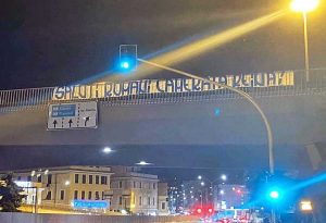 Lo striscione dei tifosi della Lazio per Pepe Reina