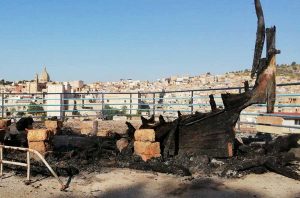 Favara - Incendiato il barcone dei migranti