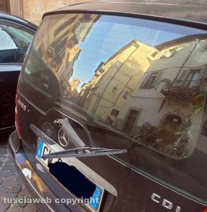 Distrutti i tergicristalli ad auto in via Cardinal La Fontaine
