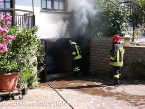 Montefiascone - Incendio in garage in via 8 marzo - L'intervento dei vigili del fuoco