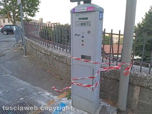 Montefiascone - Uno dei parchimetri scassinati in via Indipendenza
