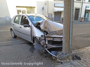 Montefiascone - Auto contro palo in via Dante Alighieri