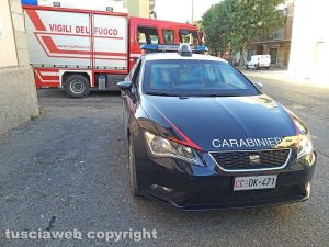 Montefiascone - Auto contro palo in via Dante Alighieri - L'intervento dei carabinieri e dei vigili del fuoco