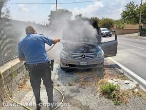Montefiascone - Incendio di un'auto sulla Cassia nord - L'intervento dei carabinieri