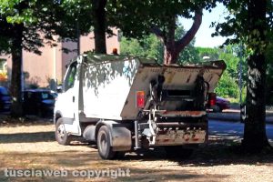 Viterbo - Il camion della nettezza urbana al parco della Quercia