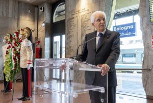 Sergio Mattarella alla stazione di Bologna