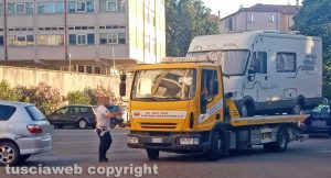 Viterbo - La polizia locale porta via il camper abbandonato in via Pertini