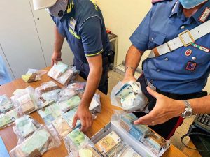 Civitavecchia - Sbarcano al porto con 500mila euro nascosti nell'auto - I soldi sequestrati