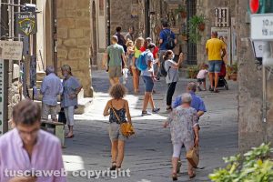 Viterbo - Turisti in via San Pellegrino