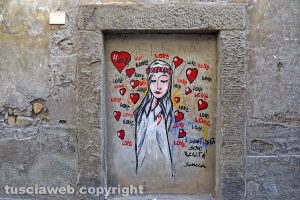 Viterbo - Il disegno in via dei Pellegrini che ritrae Santa Rosa