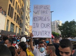 Beirut, proteste anti governative - Nel cartello in inglese: "Aiutateci, siamo ostaggi nella nostra nazione"