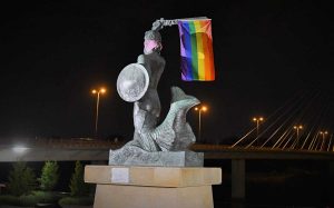 Varsavia, durante il gay prode alcuni manifestanti hanno appeso bandiere arcobaleno sui monumenti della città