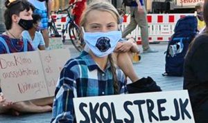 Greta Thunberg manifesta davanti la porta di Brandeburgo