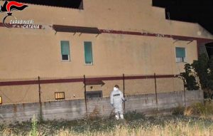 Palagonia - I carabinieri sul luogo del ritrovamento del cadavere
